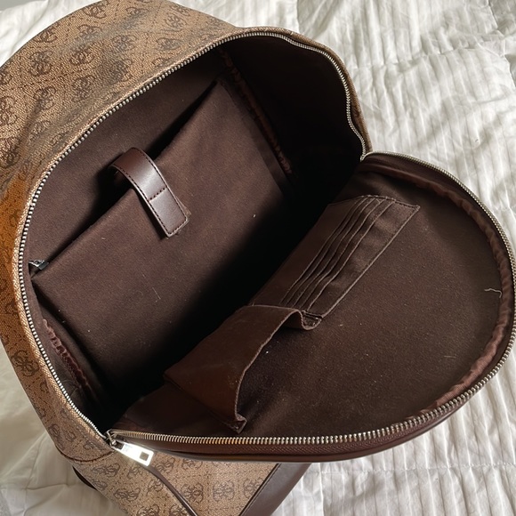 Guess Kevin Logo-Print Backpack - Picture 6 of 9